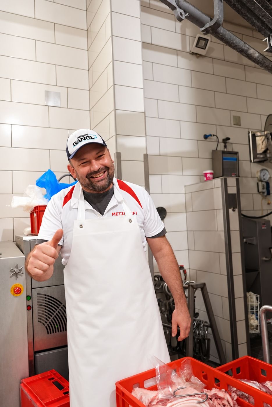 Metzgermeister Max Gangl in der Produktion