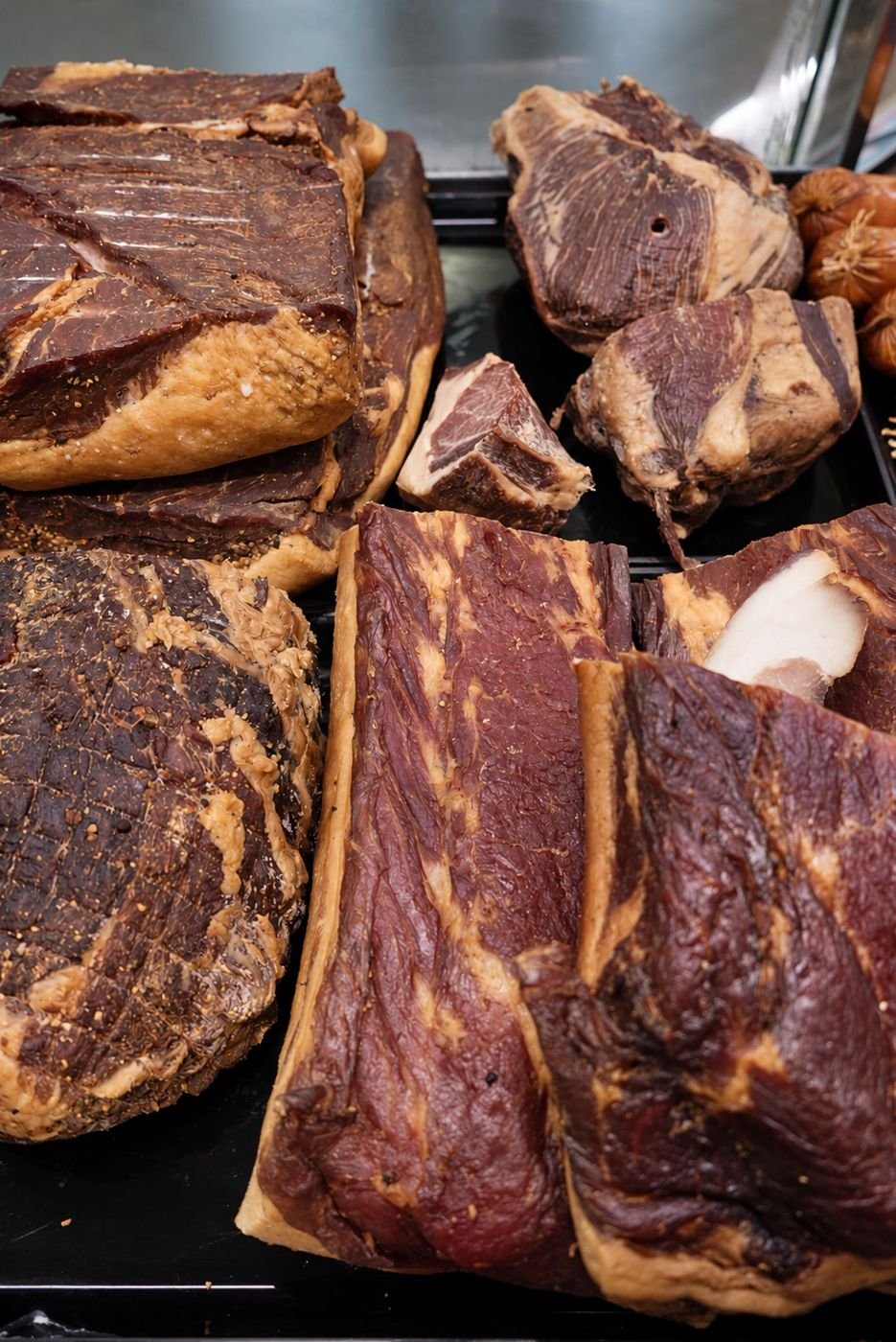 Hausgemachte Räucherwaren und Speck